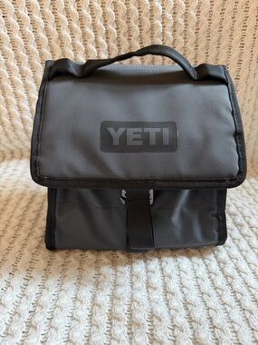 YETI NWOT Discontinued Daytrip 6L Soft Gray Black Logo Insulated Lunch Bag